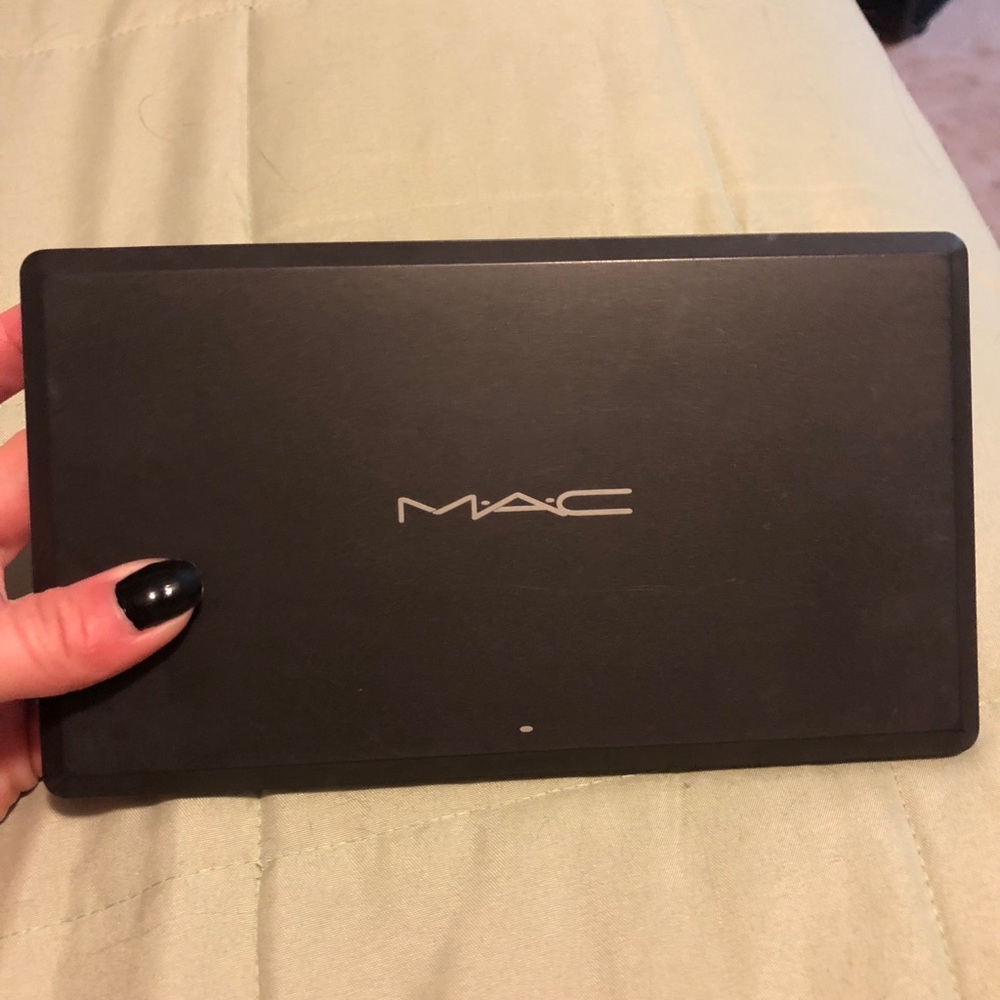 MAC individual shadow pallet